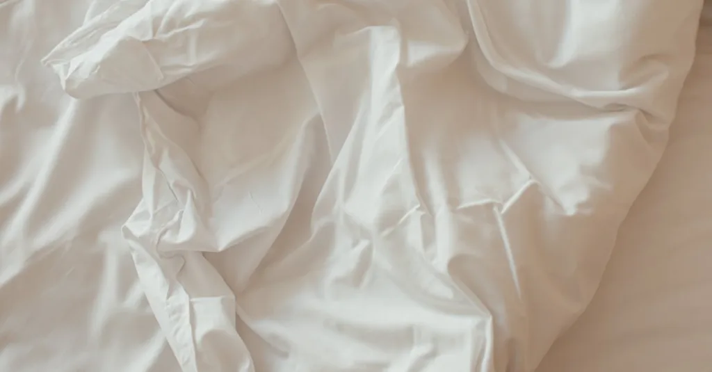 nappe en lin lavé offrant une excellente résistance aux plis pour une table élégante et sans effort d'entretien.