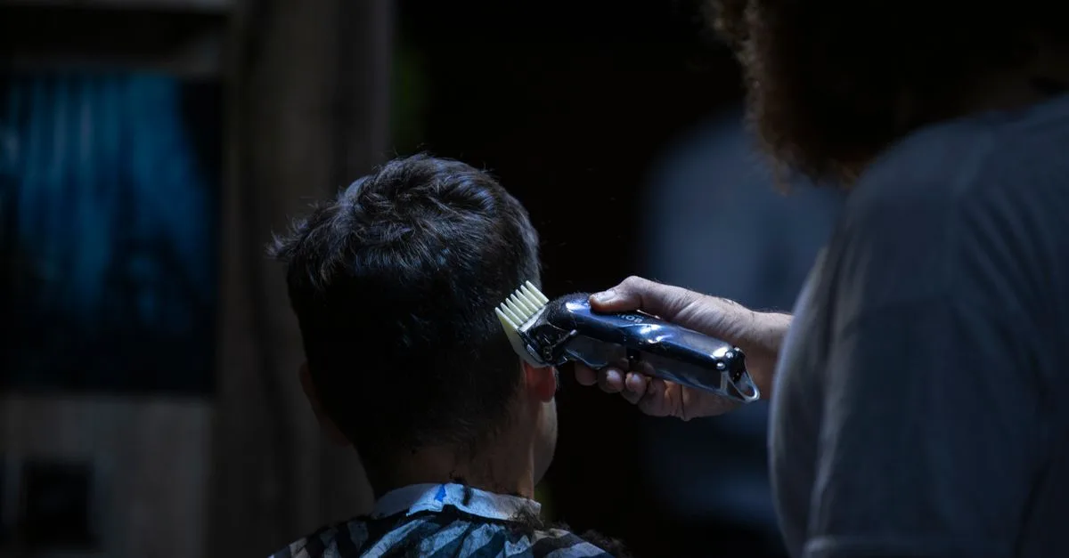 conseils et astuces pour entretenir votre coupe de cheveux et garder votre coiffure parfaite au quotidien.